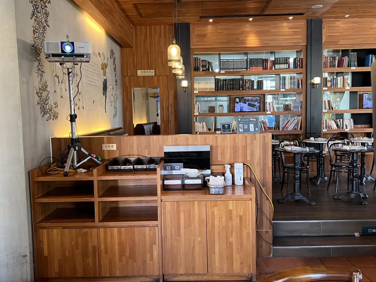 卡啡那台中店投影設備租賃案例